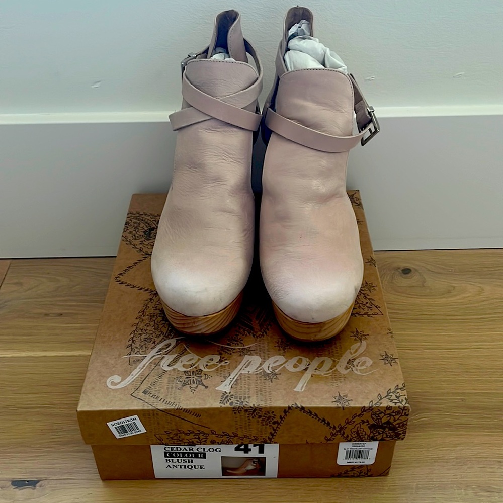 Free People blush antique cedar clog size 41